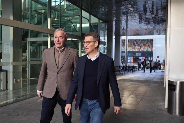 El presidente del PP, Alberto Núñez Feijóo (d) llega junto al alcalde de Zaragoza, Jorge Azcón (i), al acto de presentación de candidatos autonómicos del Partido Popular a las elecciones autonómicas del 28M.