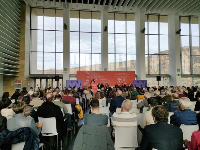 La presidenta del Gobierno riojano y secretaria general socialista, Concha Andreu, clausura la Primera Conferencia Política y Social del PSOE