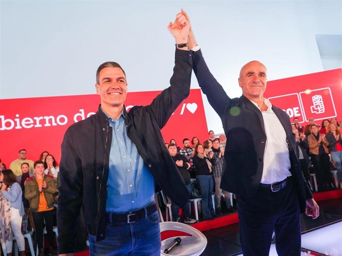 El alcalde de Sevilla, Antonio Muñoz, participa en un acto público de partido junto el secretario general del PSOE y presidente del Gobierno, Pedro Sánchez, y el secretario general del PSOE-A, Juan Espadas