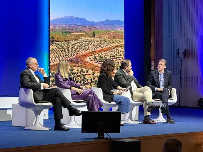 El candidato del PP de La RIoja a la presidencia de La Rioja, Gonzalo Capellán, en su intervención en una mesa del acto de presentación de candidatos autonómicos del Partido Popular que bajo el lema 'A la altura de un gran país'