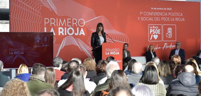 La vicelehendakari y consejera de Trabajo y Empleo, Idoia Mendia, en su intervención en Logroño en un acto del PSOE riojano