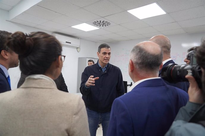 El presidente del Gobierno de España, Pedro Sánchez, visita la empresa sevillana Skylife, a 14 de enero de 2023 en Sevilla (Andalucía, España).  