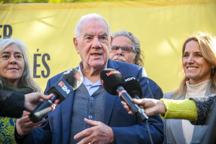 Maragall al costat de Sendra, Tard i Mas en unes declaracions als periodistes a Nou Barris (Barcelona)