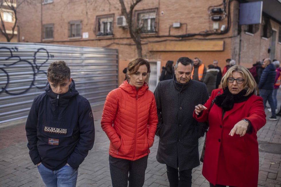 La portavoz de Más Madrid en la Asamblea, Mónica García, visita a los afectados por la Línea 7B de Metro en San Fernando de Henares
