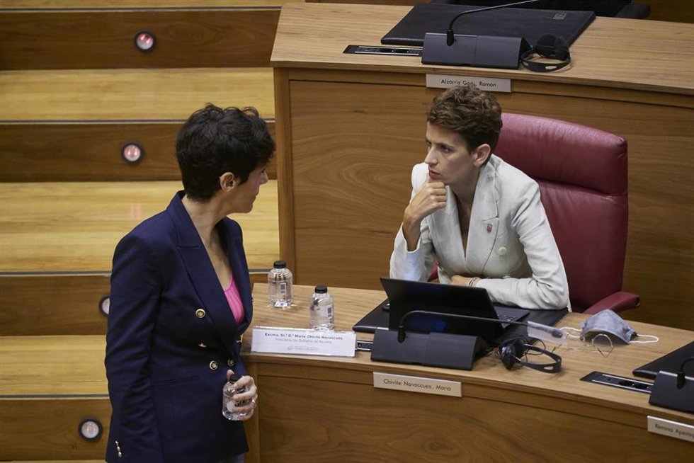 Archivo - La residenta del Gobierno de Navarra, María Chivite (d); habla con la consejera de Economía y Hacienda de Navarra, Elma Saiz (i).