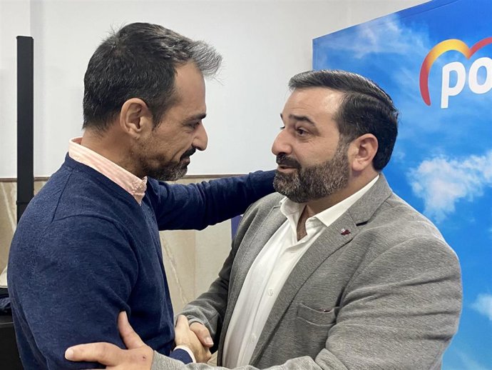 Félix Romero (izda.) saluda al candidato del PP a la Alcaldía de Monturque, Antonio Doblas.