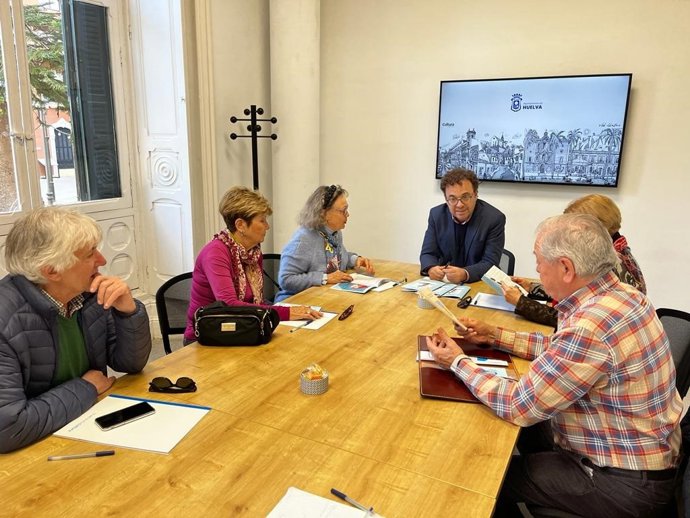 Mantero (al fondo, centro), durante la reunión con la Asociación Antiguos Vecinos de San Sebastián.