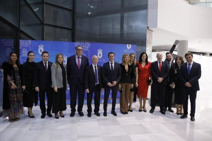 Amat (centro), entre Bernal y García, con autoridades y premiados en la XIX Gala del Deporte de Roquetas de Mar.