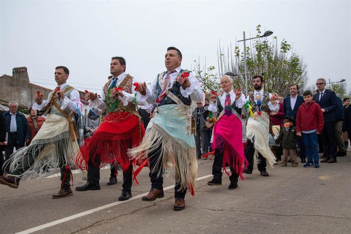 Celebración de 'Los danzantes' de Peloche, con Ferrnández Vara al fondo.