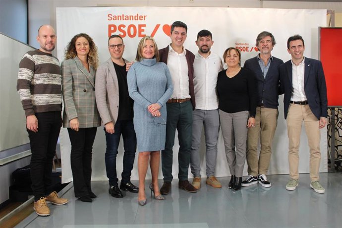 Daniel Fernández, portavoz del PSOE en el Ayuntamiento de Santander y candidato a la Alcaldía (en el centro) encabezará la lista de delegados de los socialistas de la capital a la Conferencia Política