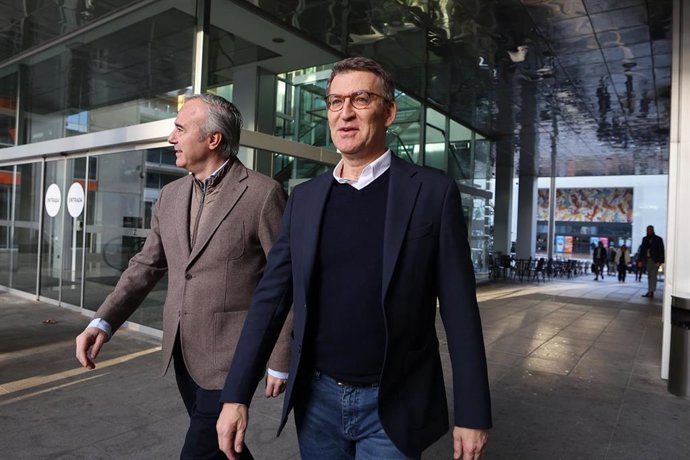 El presidente del PP, Alberto Núñez Feijóo, llega junto al alcalde de Zaragoza, Jorge Azcón, al acto de presentación de candidatos autonómicos del PP a las elecciones del 28M, a 14 de enero de 2023, en Zaragoza, Aragón, (España).
