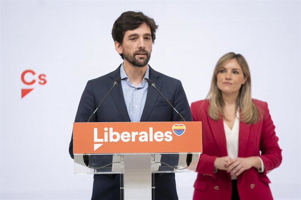 El portavoz de Ciudadanos en el Parlamento Europeo, Adrián Vázquez, ofrece una rueda de prensa de la candidatura ganadora de las primarias para liderar Ciudadanos Renace tu partido, en la sede nacional de Cs.