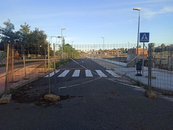 Calle cortada en la barriada de El Prior, en Mairena del Alcor.
