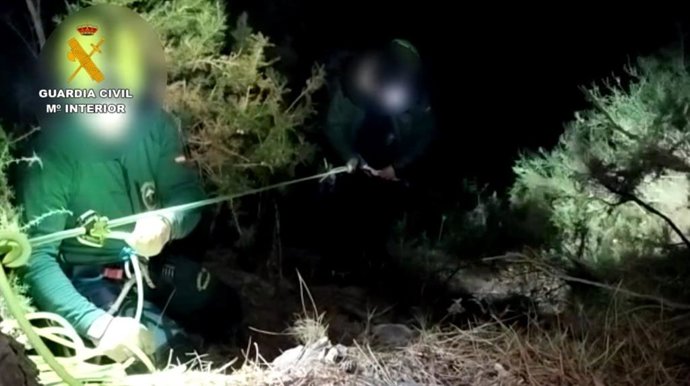 Equipo de rescate en montaña de la Guardia Civil de Álora, en un rescate a dos senderistas en la Sierra de Tejeda