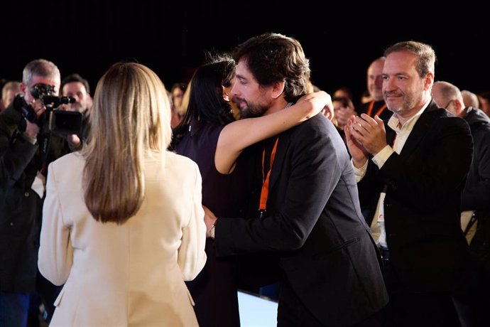 La hasta ahora presidenta de Cs, Inés Arrimadas, abraza al eurodiputado Adrián Vázquez, al terminar su intervención en la celebración de la VI Asamblea General, en La Nube de Pastrana, a 14 de enero de 2023, en Madrid (España).