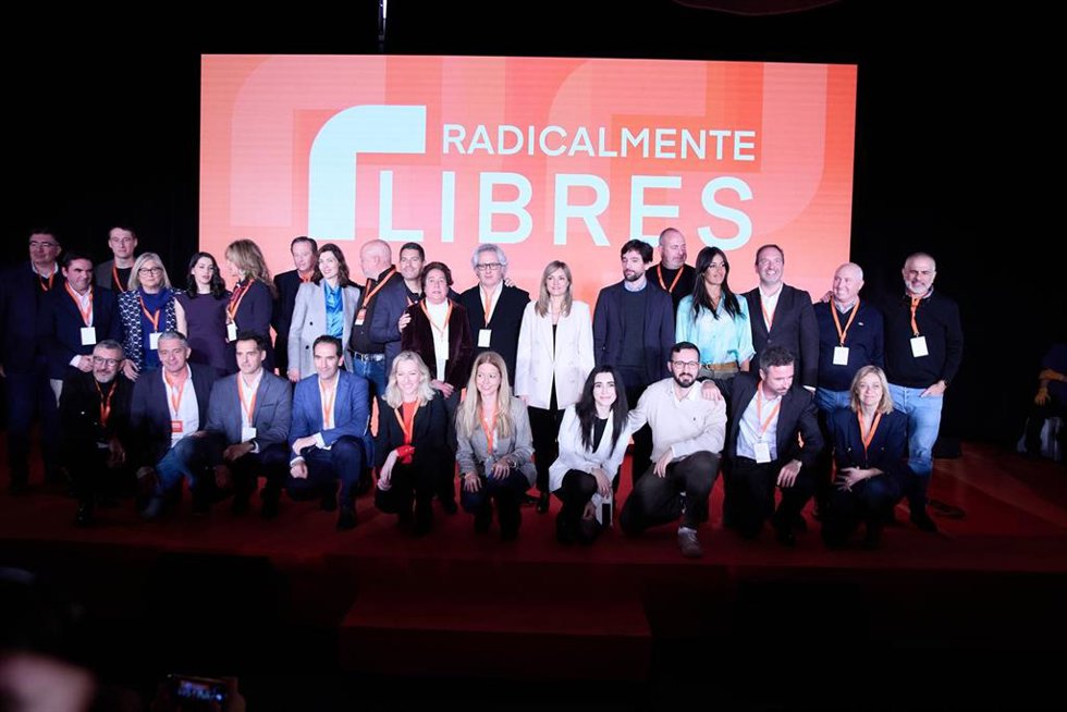La nueva presidenta nacional de Ciudadanos, Patricia Guasp (c), en foto de familia de la VI Asamblea General de Ciudadanos (Cs), en La Nube de Pastrana, a 14 de enero de 2023, en Madrid (España).