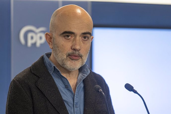El candidat a l'alcaldia de Barcelona pel PP, Daniel Sirera, en una roda de premsa
