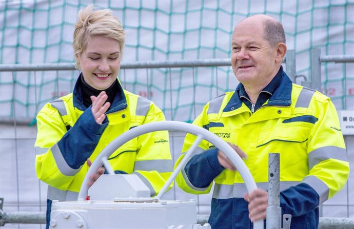 Olaf Scholz y Manuela Schwesig en la planta de licuado de gas natural de Lubmin