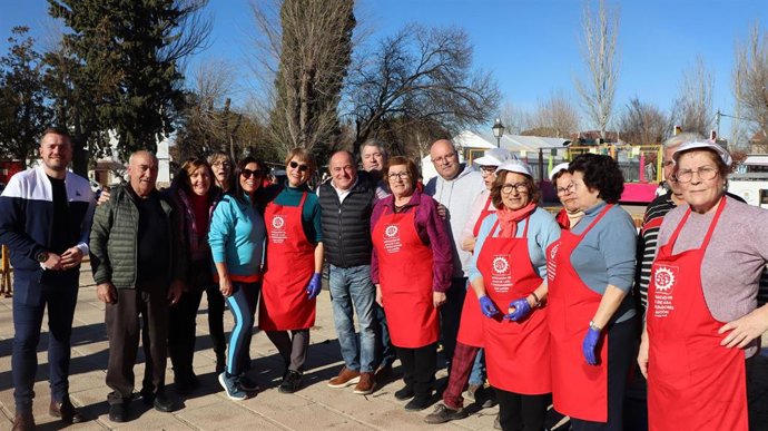 El alcalde de Albacete, Emilio Sáez, en las fiestas en honor a San Antón en Aguas Nuevas