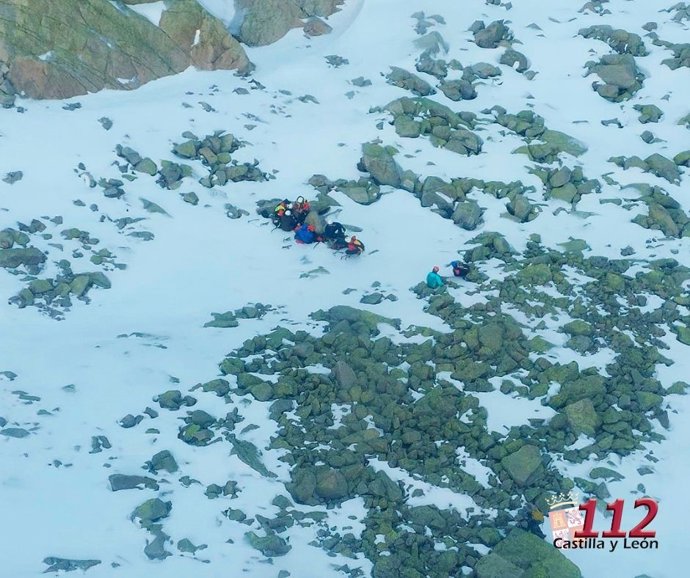 Sucesos.- El Grupo de Rescate de Protección Civil socorre a dos montañeros heridos en Candeleda (Ávila)