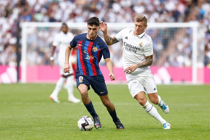 Archivo - Pedri y Toni Kroos