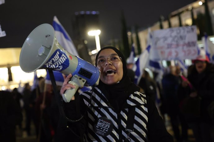 14 January 2023, Israel, Tel Aviv: Aprotester shouts slogans during a demonstration against the new government. Photo: Ilia Yefimovich/dpa
