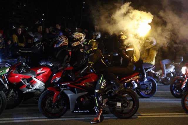 Varios motoristas participan con sus motos en el desfile de las antorchas en la concentración motera Pingüinos, a 14 de enero de 2023, en Valladolid, Castilla y León (España). 