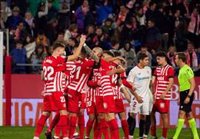El Sevilla sigue su crisis y al Rayo le basta con Isi
