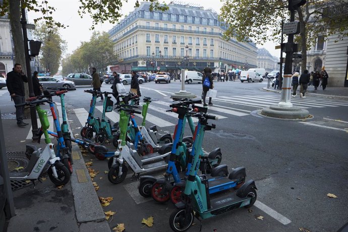 Archivo - Patinetes de alquiler en París