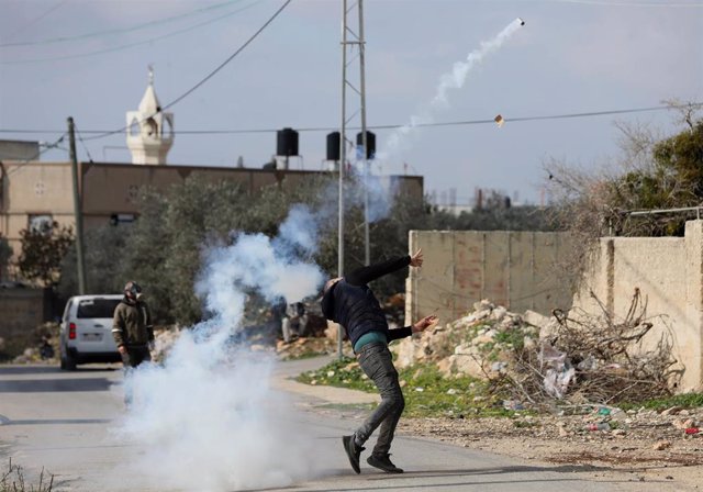 Enfrentamientos entre militares israelíes y jóvenes palestinos en Kufr Dan, cerca de Yenín, en Cisjordania