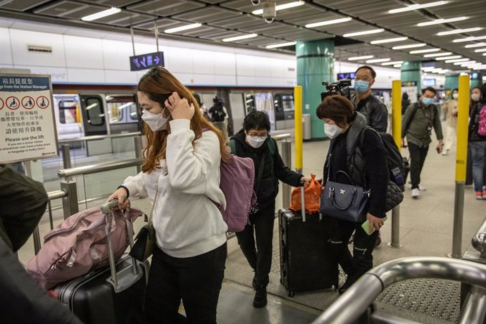 Viajeros con mascarilla en Hong Kong, China