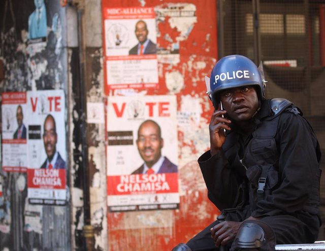 Archivo - Policía de Zimbabue en Harare