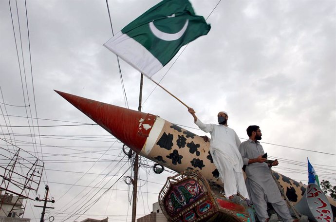 Archivo - 01 March 2019, Pakistan, Hyderabad: Activists of Jamat-e-Islami stand next to mock missile during a rally in favour of Pakistan Armed forces and against Indian Forces aggression. Photo: -/PPI via ZUMA Wire/dpa
