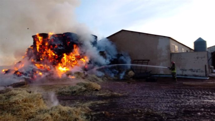 Los bomberos trabajan en el incendio en Fuentes Calientes.