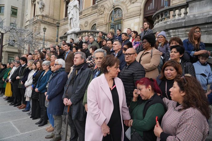 Conocidos de la víctima durante una concentración silenciosa para denunciar el asesinato de una mujer víctima de violencia machista, en el Ayuntamiento de Bilbao, a 29 de diciembre de 2022, en Bilbao 