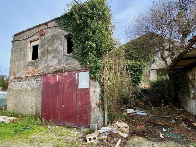 Edificaciones en mal estado que se van a derribar en la calle Aviche de Monte, en Santander