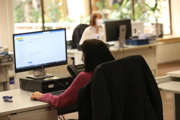 Archivo - Una mujer trabaja en la Dirección general del SEPE