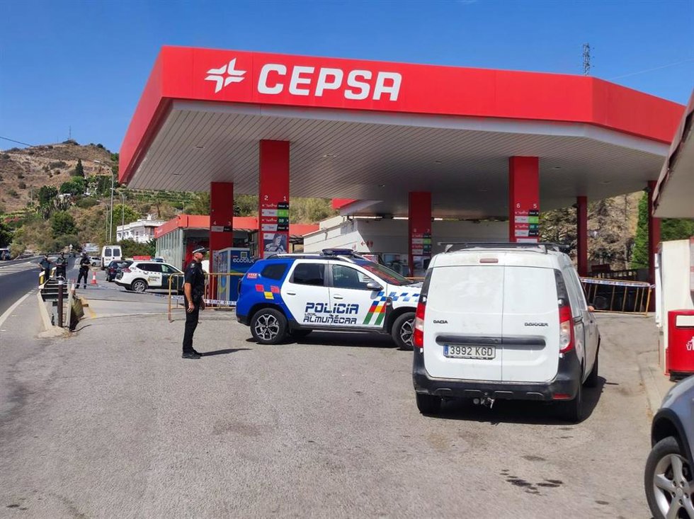 Archivo - Gasolinera acordonada en La Herradura, el pasado agosto, tras el abandono del paquete simulado