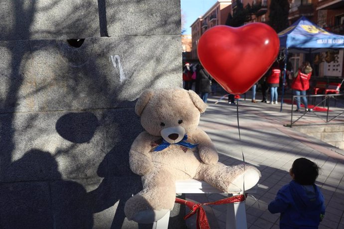 Un oso de peluche para los niños de las conocidas de las 'colas del hambre', en la plaza de San Amaro, a 5 de enero de 2023, en Madrid (España). Se trata de una iniciativa que, bajo el nombre de 'Madrina Ilusiona', la fundación inició el pasado mes de d