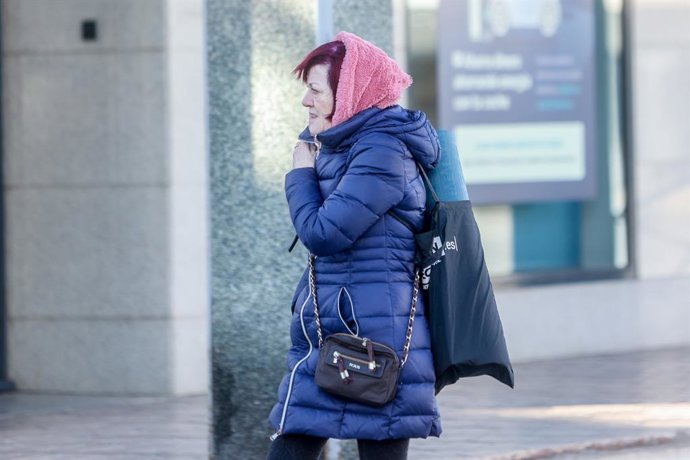 Archivo - Una dona passeja abrigada, a 1 de desembre del 2022, a Madrid (Espanya)