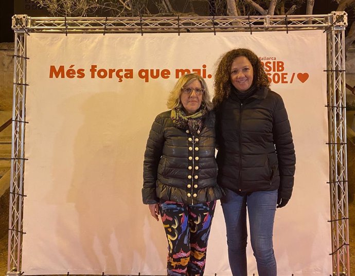 La secretaria general de la Federación Socialista de Mallorca, Catalina Cladera, acompaña en su presentación a la candidata socialista a la alcaldía de Alcúdia en las elecciones de mayo, Brbara Rebassa