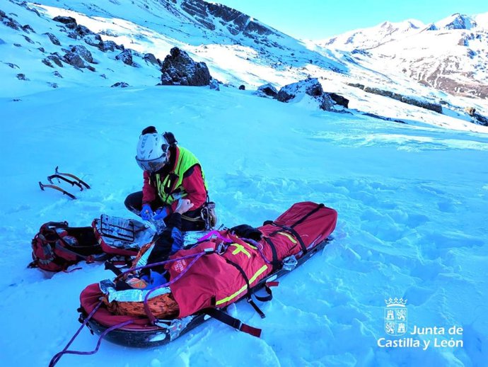 Archivo - Rescate de dos heridos en el pico Curavacas, en Palencia.