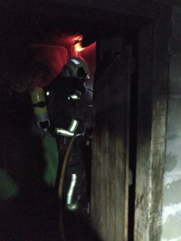 Los bomberos del 112 sofocan el incendio en un trastero de una casa de San Roque de Riomiera