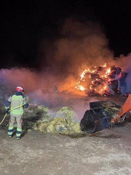 Labores de extinción del incendio en Fuentes Calientes durante la noche del sábado.