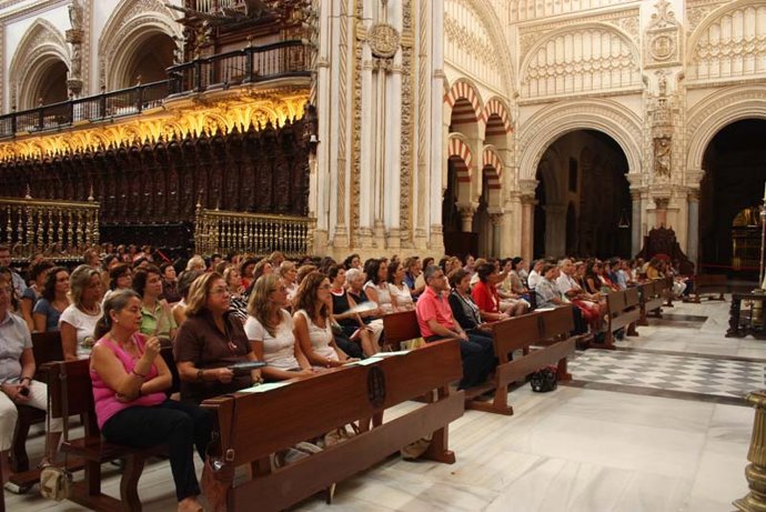 Archivo - Profesores de Religión en la eucaristía de inicio de curso en la Mezquita-Catedral de Córdoba, en una imagen de archivo.