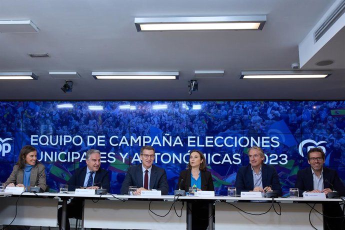 El coordinador general i director de campanya, Elías Bendodo, el president del PP nacional, Alberto Núñez Feijóo, la secretria general del PP, Cuca Gamarra, el coordinador del programa electoral, Íñigo de la Serna, i el portaveu de campanya, Borja Sémp
