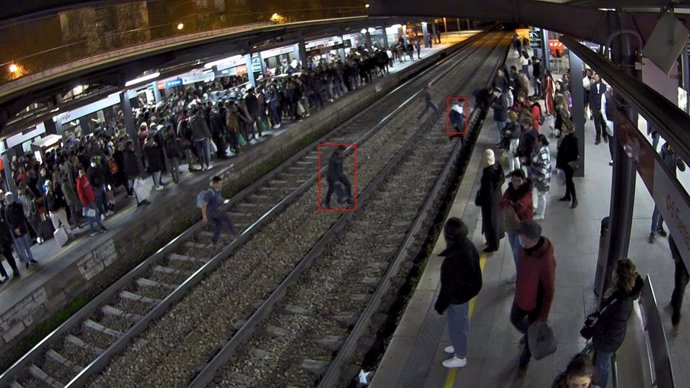 Imágenes de los sistemas inteligentes de videovigilancia en una estación de Cercanías.