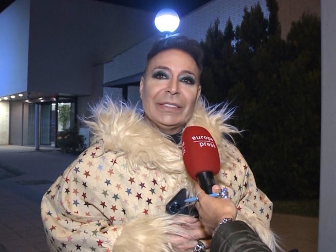 EL MAESTRO JOAO EN LAS INMEDIACIONES DE MEDIASET