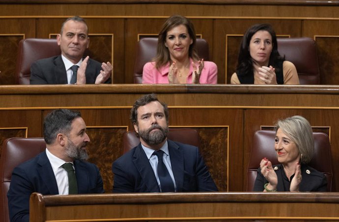 El líder de Vox, Santiago Abascal (i) y el portavoz parlamentario de Vox en el Congreso, Iván Espinosa de los Monteros (c), durante una sesión plenaria, en el Congreso de los Diputados, a 21 de diciembre de 2022, en Madrid (España). El Pleno del Congres