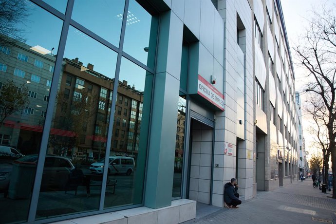 Una oficina del Servicio Público de Empleo Estatal (SEPE) en la calle de Méndez Álvaro, a 3 de enero de 2023, en Madrid (España). El paro registrado en las oficinas de los servicios públicos de empleo registró en 2022 un descenso de 268.252 personas (-8